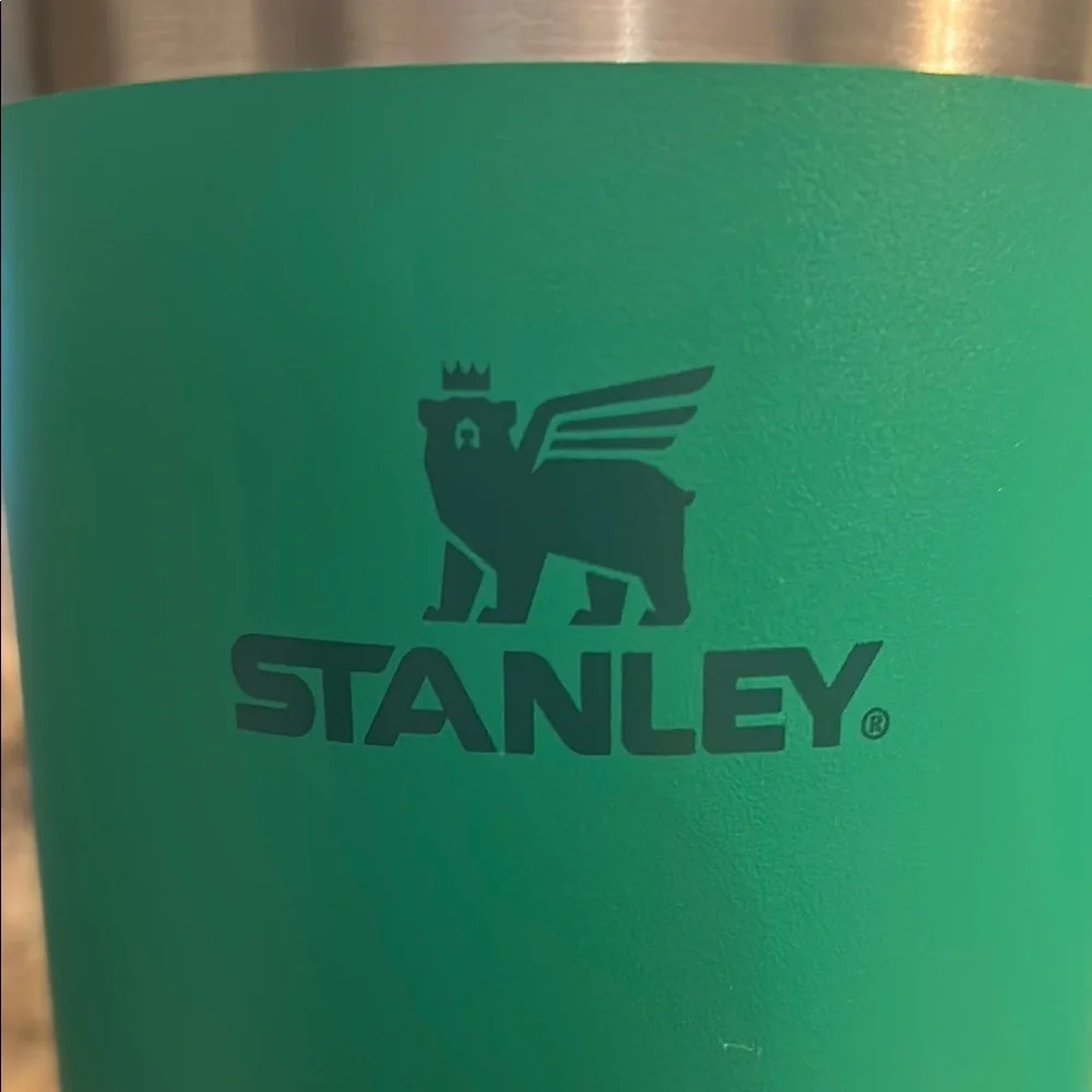 Stanley Green Insulated Water Bottle for Dining - Picture 5 of 5